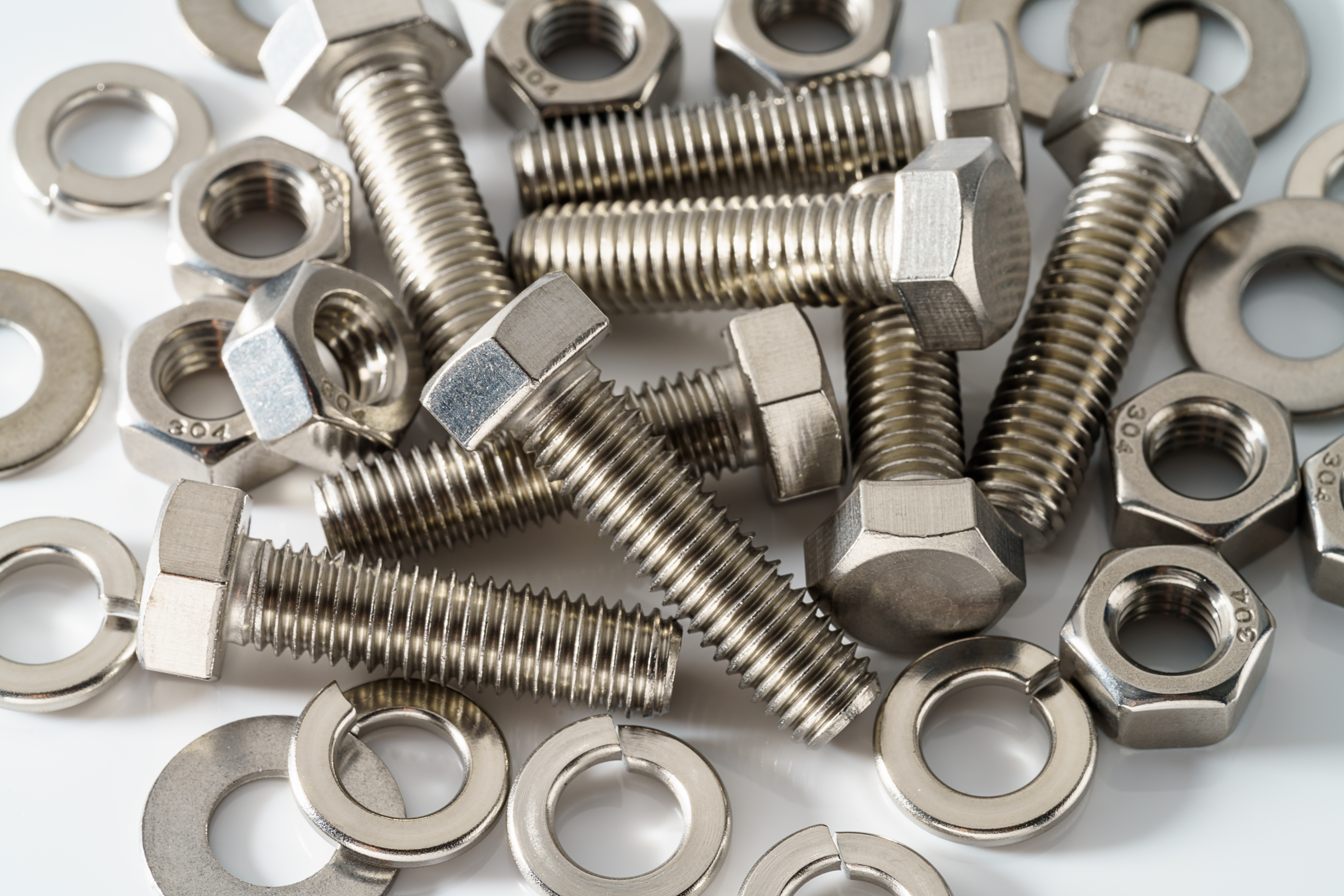 Parafuso sextavado oferece performance elevada em estruturas que sofrem impacto – Foto: Shutterstock