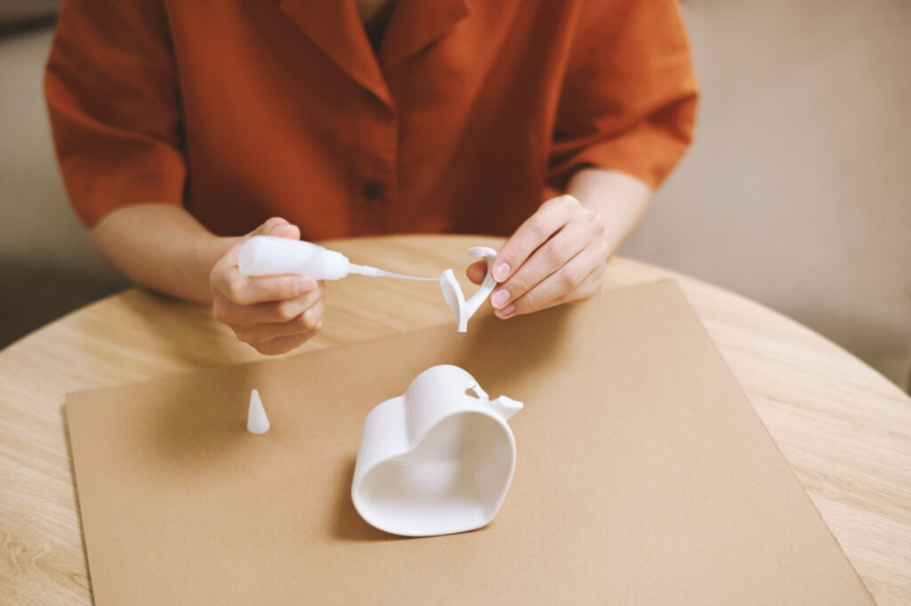 O adesivo de contato também fixa peças de cerâmica – Foto: Freepik