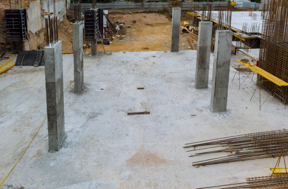 O desmoldante é aplicado nas fôrmas que moldam pilares, vigas e lajes de concreto – Foto: Freepik