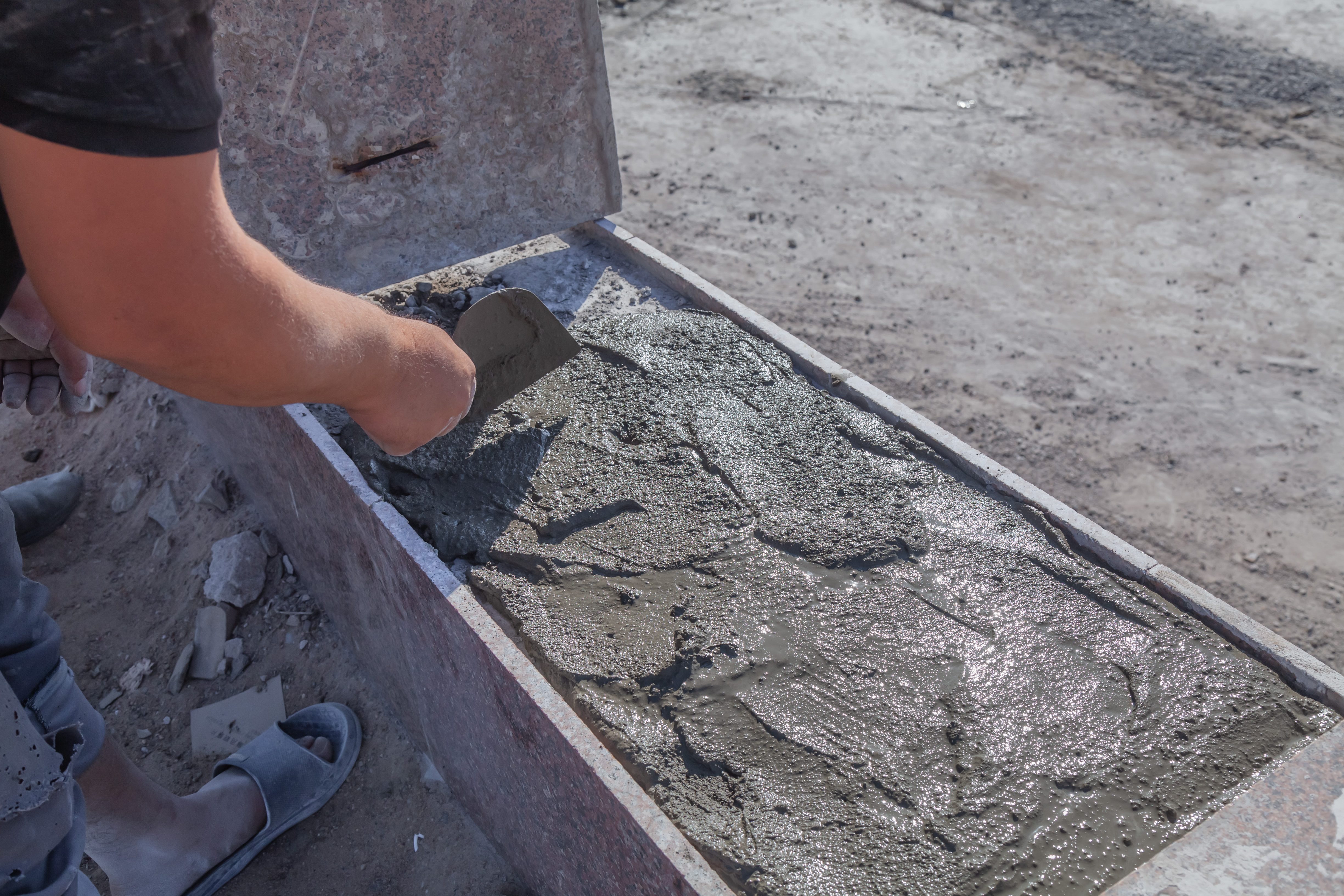 A fôrma deve estar limpa, seca e sem resíduos antes de receber o desmoldante de concreto – Foto: Freepik