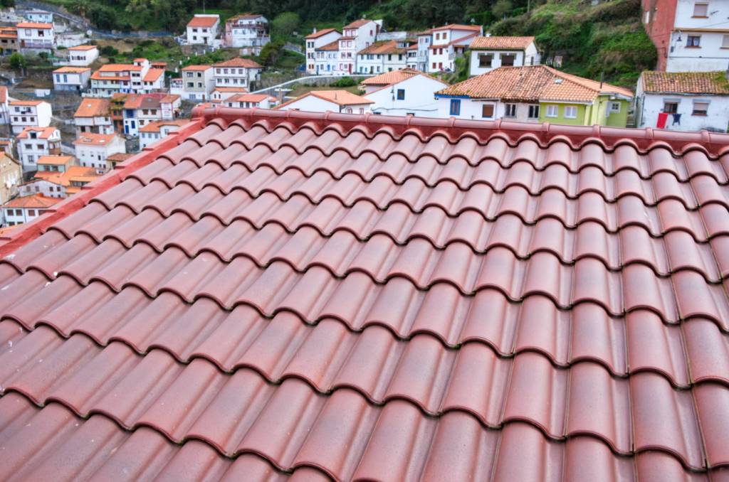 Infiltração começa discreta, mas pode virar dor de cabeça enorme – Foto: Envato