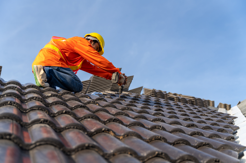 A substituição de telhas quebradas é essencial para evitar infiltração no telhado – Foto: Freepik
