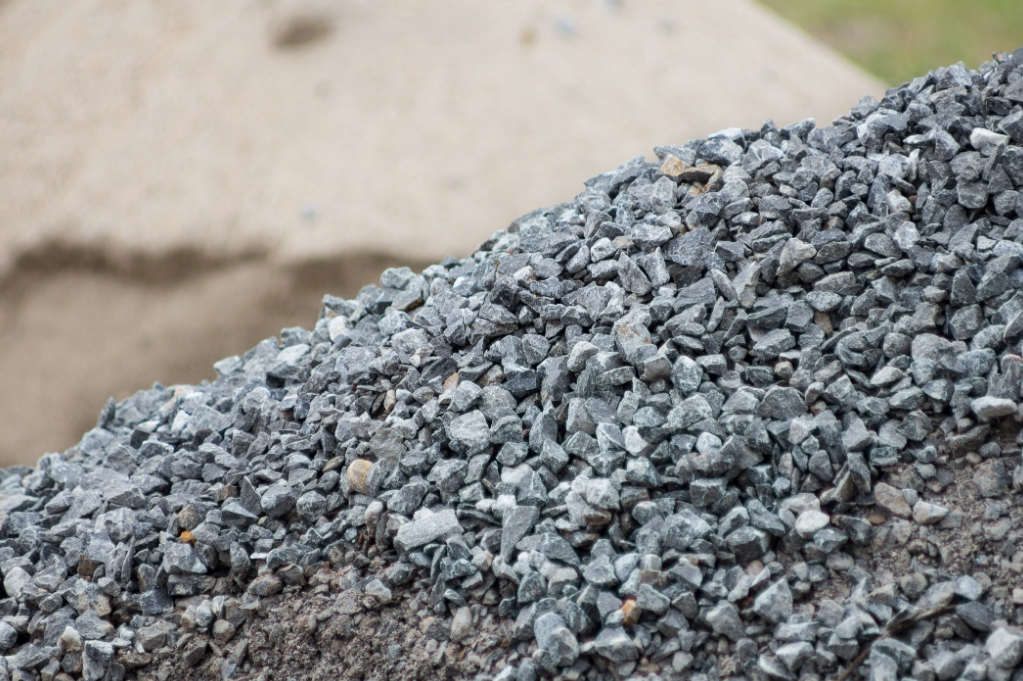 A brita vem de rochas grandes que passam por trituração e peneiramento – Foto: Freepik