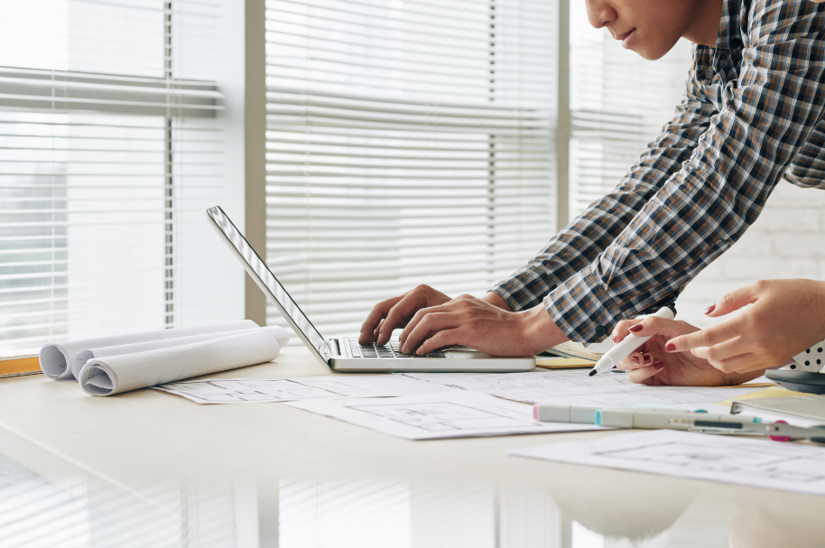 O BIM não elimina a necessidade de profissionais qualificados, mas potencializa o trabalho de arquitetos, engenheiros e gestores ao centralizar as informações do projeto – Foto: Freepik