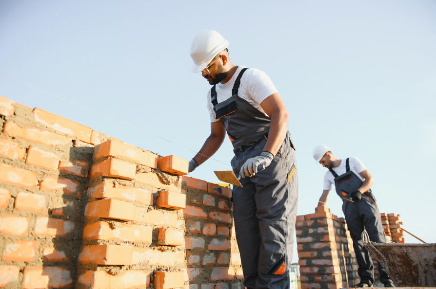 A frente de trabalho avança por etapas, sempre abastecida pelo mesmo canteiro de obras fixo – Foto: Envato