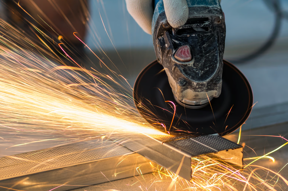 Em obras e oficinas, a esmerilhadeira aparece com frequência por unir versatilidade e praticidade em um único equipamento – Foto: Envato
