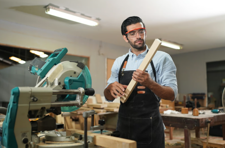 O que define o trabalho do marceneiro e quais ferramentas ele domina?